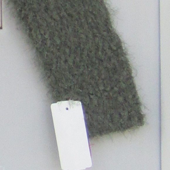 LastCall❌ So soft fuzzy v neck tunic olive green top L juniors - Picture 9 of 10